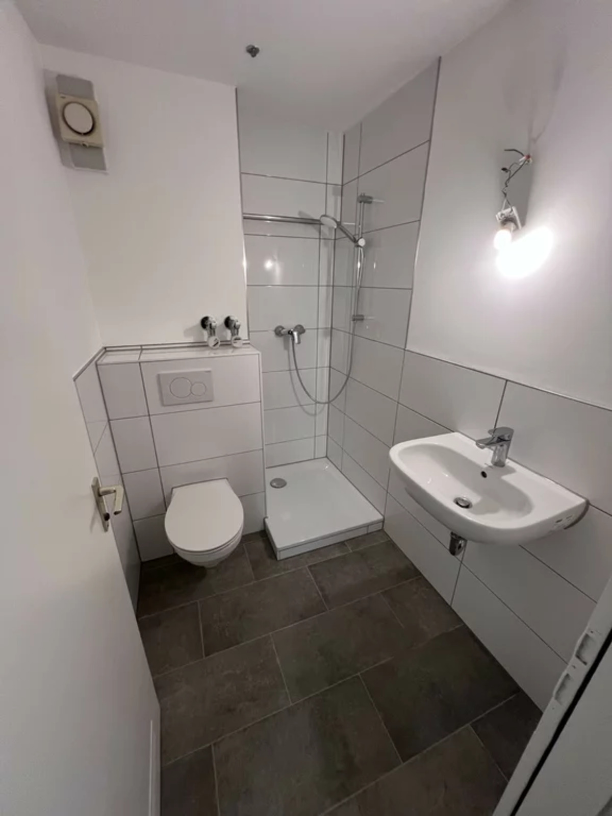 Rohbau-Sanitärraum zum neuen Duschbad – nachher