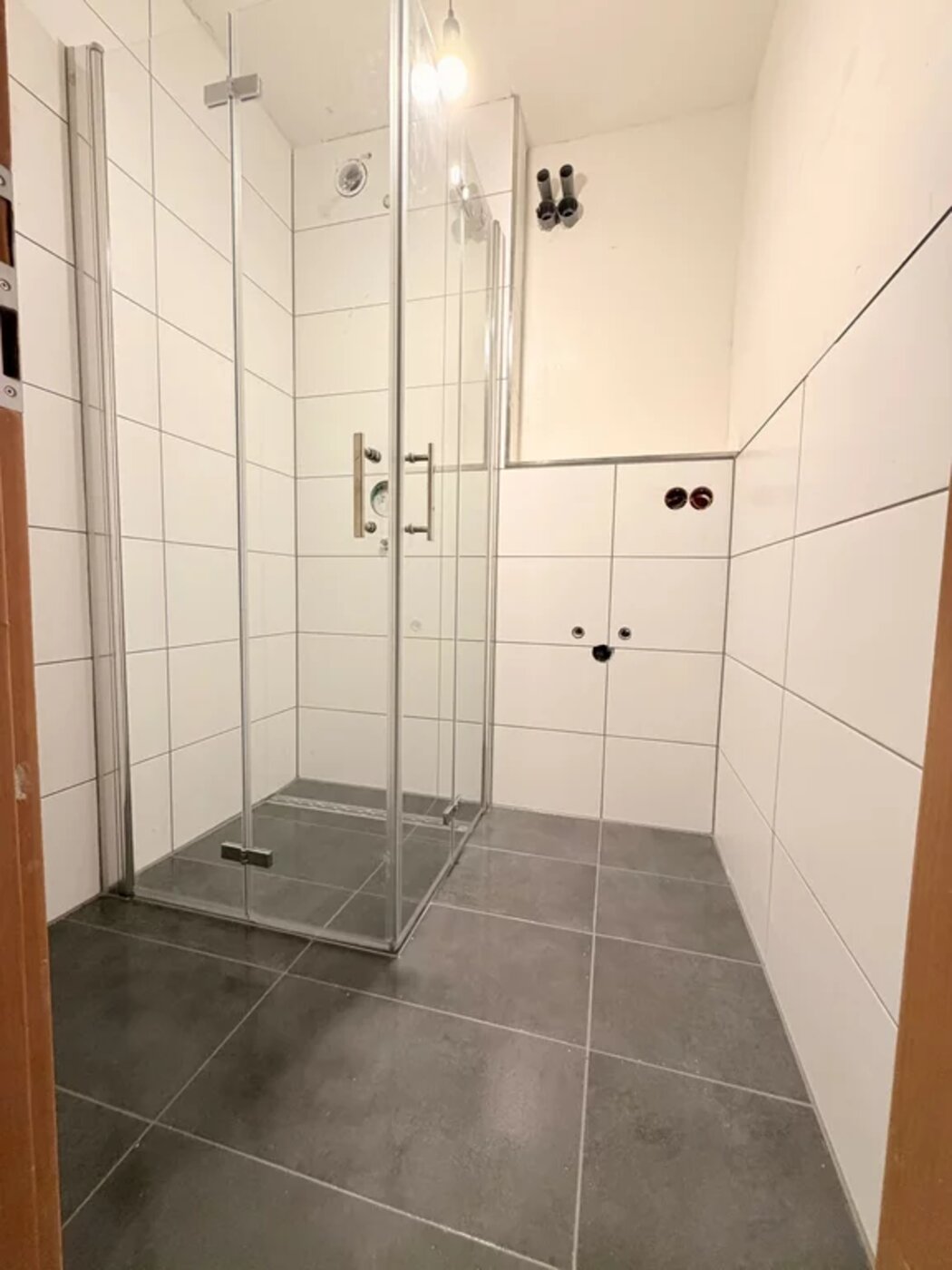 Bad im Rückbau zum weißen Duschbad – nachher