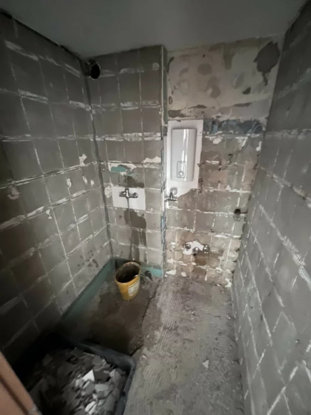 Bad im Rückbau zum weißen Duschbad – vorher